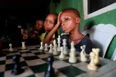 Dát mat chudobě. Šachy pomáhají aktivizovat děti z nigerijského slumu