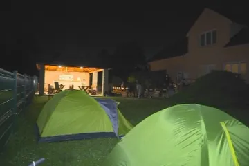 Lidé v Rohenicích stanovali pod okny obecního úřadu, aby získali levné stavební pozemky