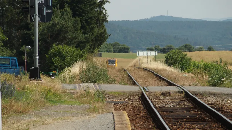 Trať do Dobříše má docela jiný charakter než „divoká“ posázavská železnice