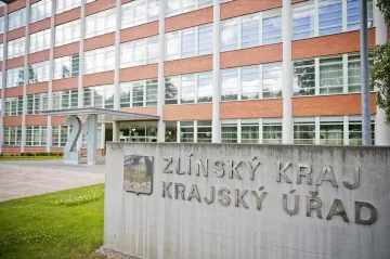 V budově zlínského krajského úřadu se zastřelil muž