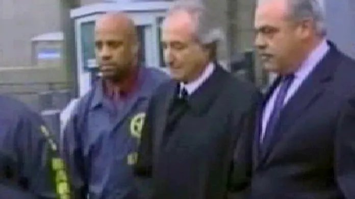 Finančníka Bernarda Madoffa, odsouzeného ke 150 letům vězení za rozsáhlé podvody, odvádí policie.