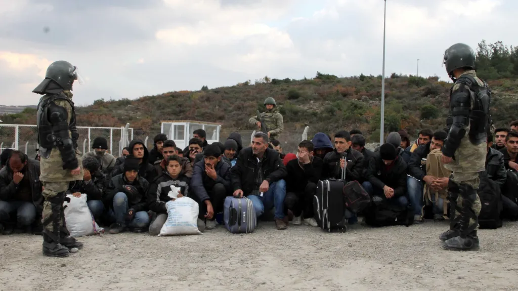 Turečtí vojáci kontrolují migranty na hranicích
