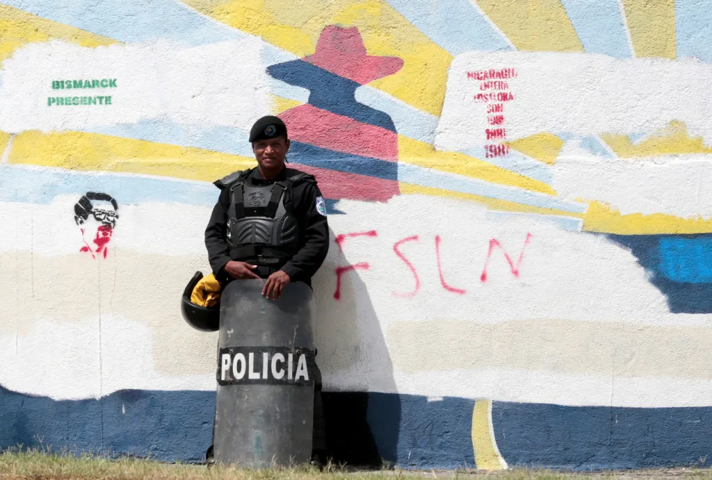 Nikaragujský  policista drží stráž během protestů, které jsou namířené na prezidenta Daniela Ortegu v Managui