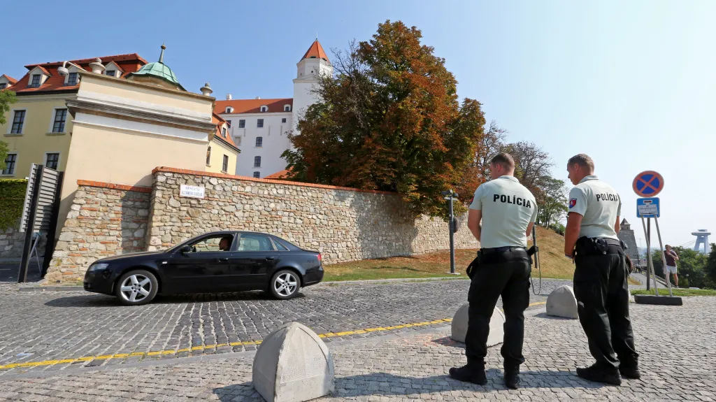 Policisté hlídkují před Bratislavským hradem