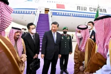 Si Ťin-pching přiletěl do Rijádu. Čína mluví o epochálním milníku, USA o pokusu získat vliv