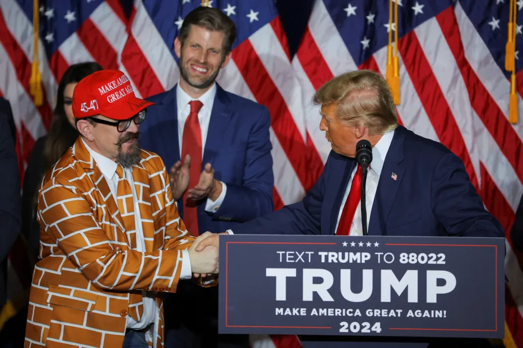 Bývalý americký prezident Donald Trump vyhrál primárky v Iowě s výsledkem 51,01 % hlasů