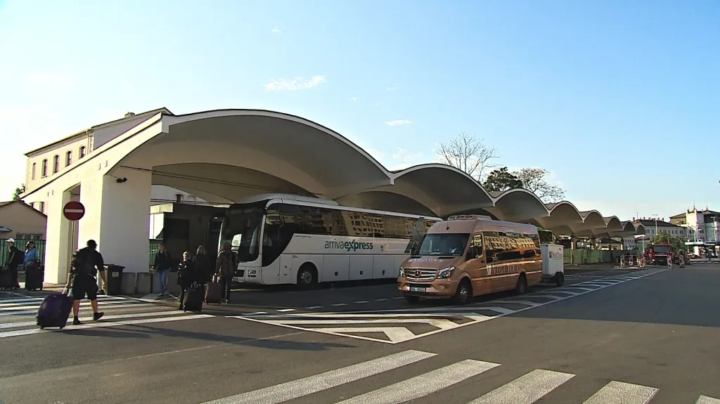 Opravy autobusového nádraží u Grandhotelu končí