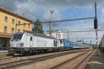 Umí jezdit na elektřinu i naftu. Dopravci testují první duální lokomotivu