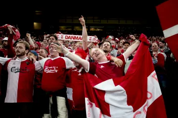Fotbalové Euro rozděluje Británii a EU, která varuje před davy na stadionech
