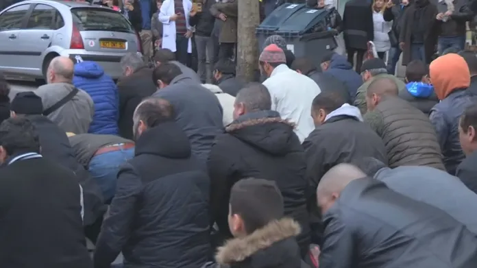 Muslimové se modlí přímo na ulici pařížského předměstí Clichy