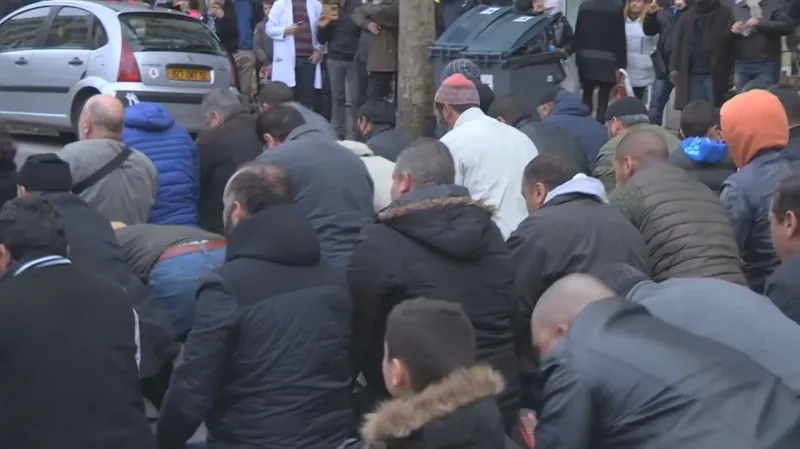 Muslimové se modlí přímo na ulici pařížského předměstí Clichy