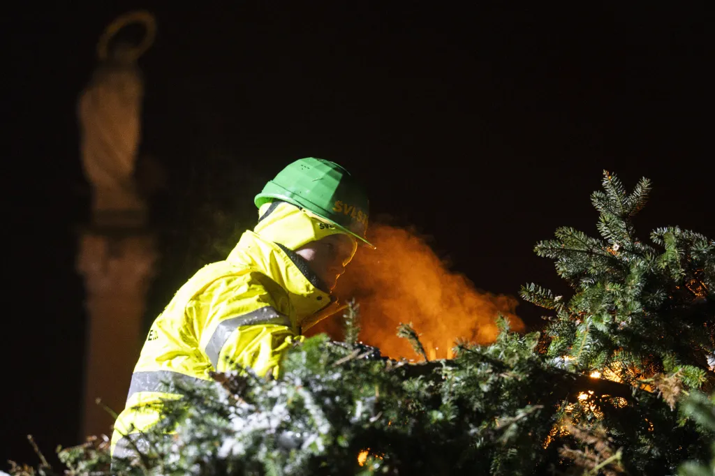 Na pražském Staroměstském náměstí ukotvili vánoční strom