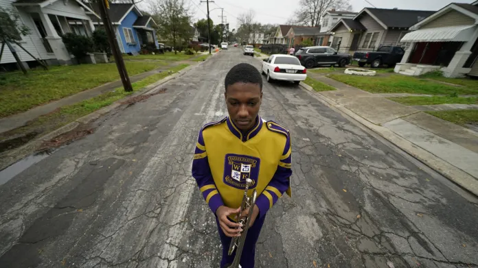 Smutný symbol covidového Mardi Gras. Opuštěný trumpetista v prázdné ulici New Orleans