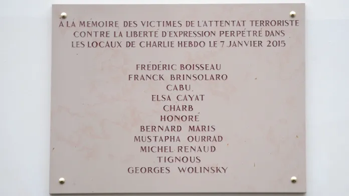 Pamětní deska obětí útoků na Charlie Hebdo