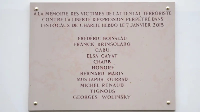 Pamětní deska obětí útoků na Charlie Hebdo