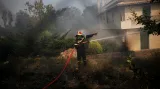 Hasiči bojují s plameny u obce Kapandriti
