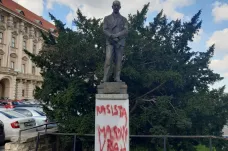 Rasista a masový vrah, stojí na pražské soše prezidenta Beneše. Po pachateli se pátrá