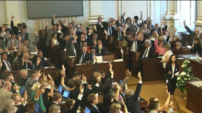 Dění kolem hlasování o návrhu na rozpuštění sněmovny