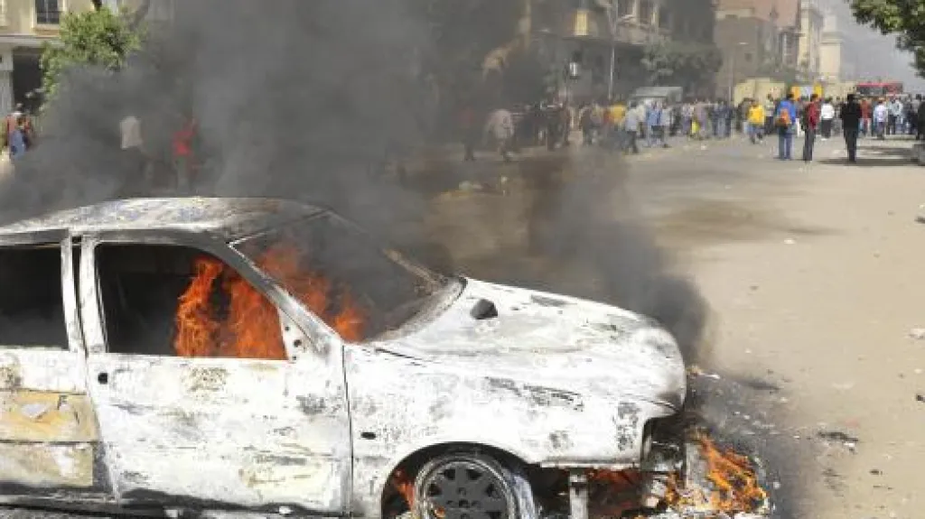Propuštění egyptší policisté zapalovali v Káhiře auta a budovy