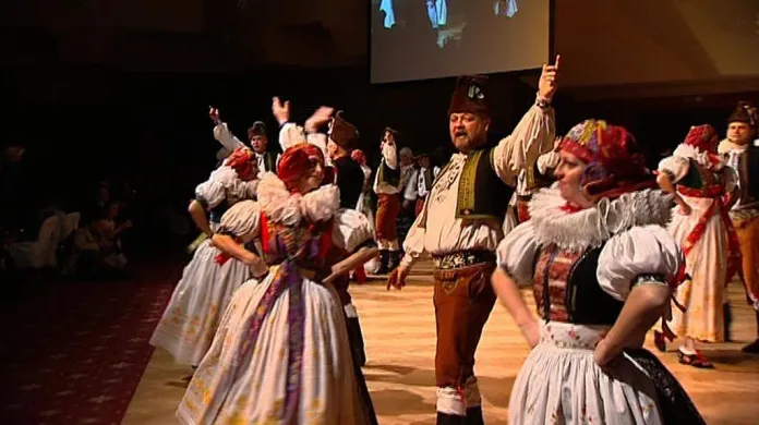 Téměř sedmnáct set návštěvníků se bavilo na Národním krojovém plese v Praze.