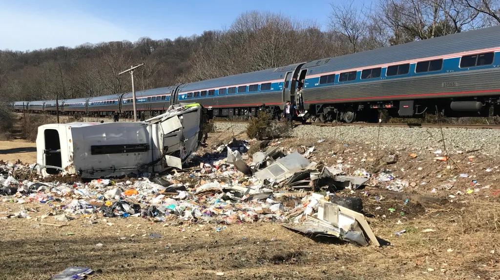 Vlak s republikány se srazil s popelářským vozem