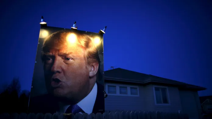 Plakát Donalda Trumpa na ulici v Des Moines