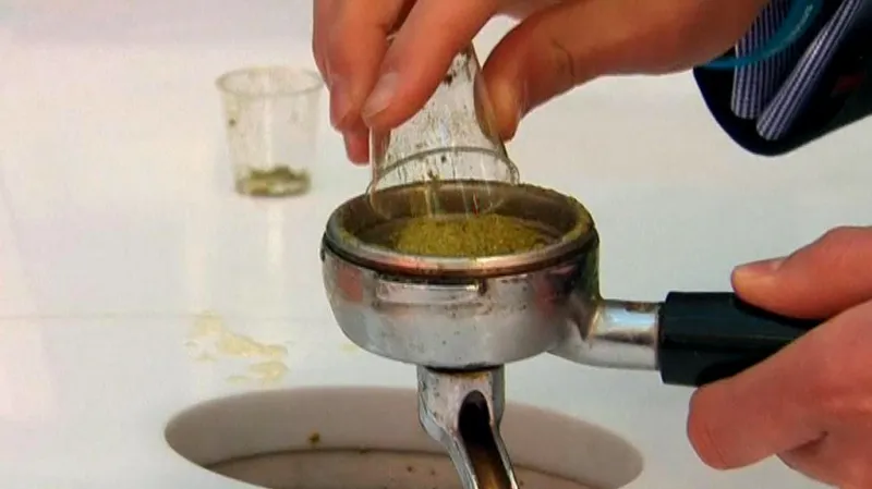 V mašince Hoppier se pivo prožene přes sušený chmel