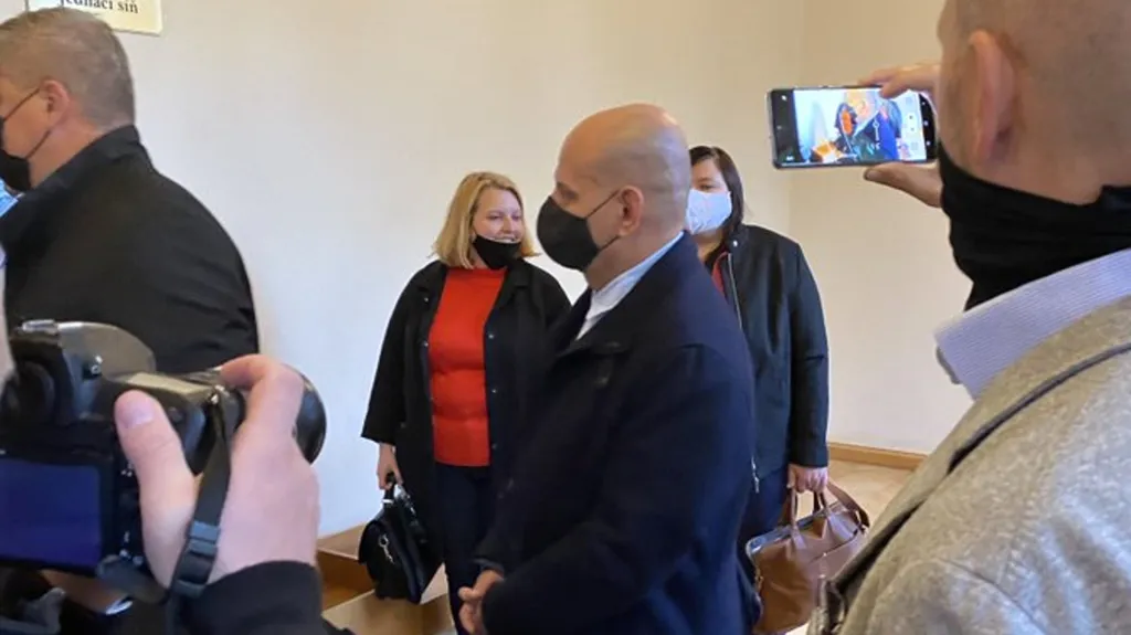 Obžalovaný podnikatel Talabani vchází do soudní síně