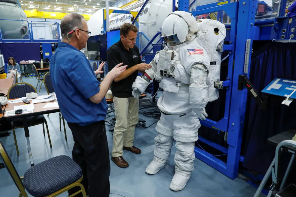 Astronaut Josh Cassada testuje, jak mu padne oblek, ve kterém by se měl vydat do vesmíru