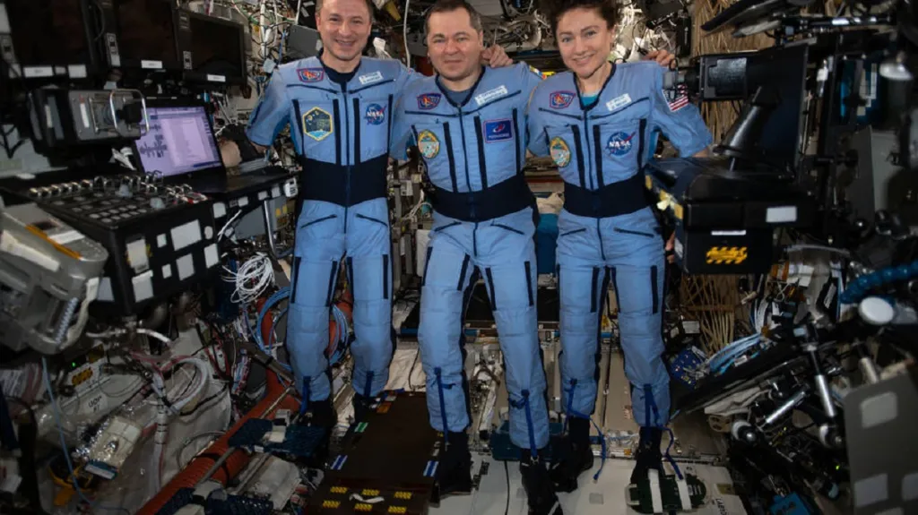 Trojice astronautů, která se vrátila na Zemi