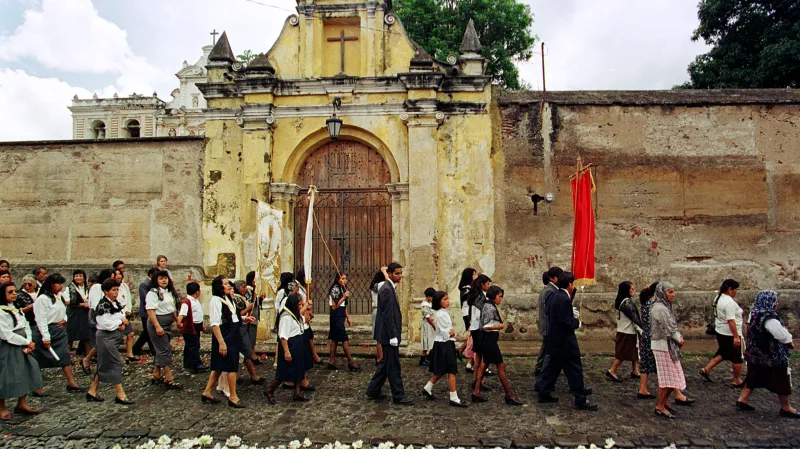 Procesí ve starobylém městě Antigua