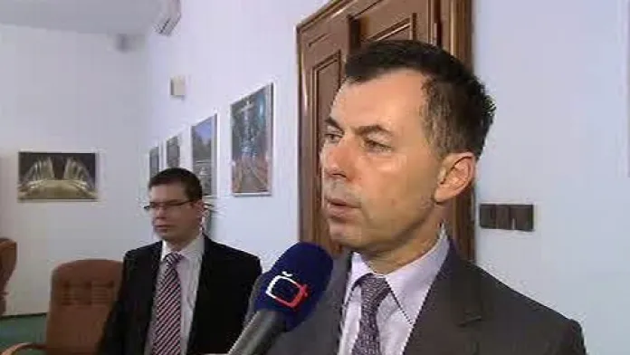 Ministr Slamečka, v pozadí jeho mluvčí Karel Hanzelka