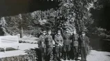 Vojáci na zahradě vily Stiassni