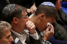 Pittsburgh vzpomínal na oběti střelby v synagoze. Soud nařídil vrahovi vazbu