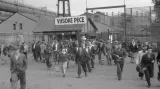 Vchod do závodu Vítkovických železáren v Ostravě po skončení směny v září 1951