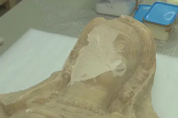 Národní muzeum restauruje syrské artefakty. Poškodili je bojovníci IS