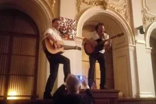 Vondráček stál ve sněmovně na stole a hrál na kytaru. Omluvil se, opozice ho ale vyzvala k rezignaci
