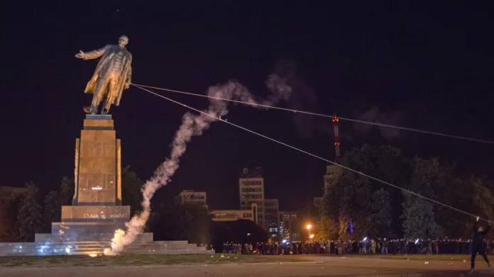Ničení soch Lenina na Ukrajině
