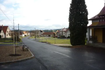 Nová náves v Ratajích u Vlašimi