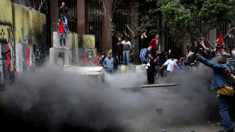 Demostranti se snaží strhnout zeď u náměstí Tahrír