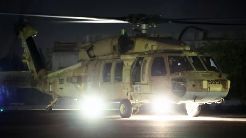 Vrtulník s rukojmí přilétá do zdravotnického střediska v Ramat Ganu, okres Tel Aviv ,  Autor: Athit Perawongmetha,  Zdroj: Reuters