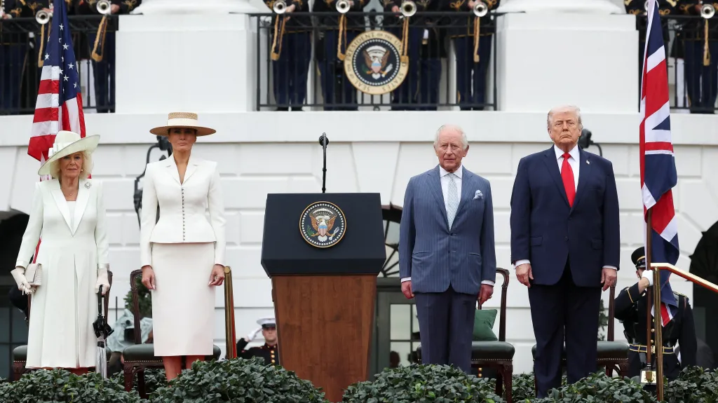 Americký prezident Donald Trump (vpravo) a britský král Karel III. (druhý zprava), 28. dubna 2026