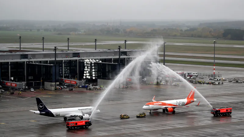 Přivítání prvních letadel na letišti BER