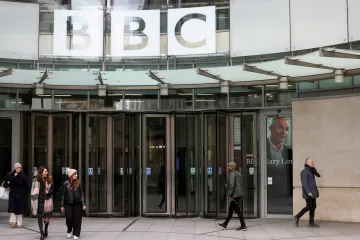 Ředitel BBC a šéfka zpravodajství rezignovali