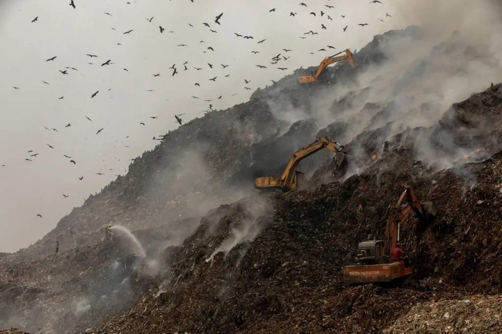 Hasiči a rypadla se snaží uhasit oheň na jedné z největších skládek odpadu na světě v Ghazipuru v Novém Dillí v Indii. Důvody vzplanutí požáru se nepodařilo objasnit