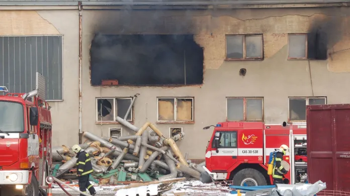 Zásah hasičů u požáru v kladenské pekárně