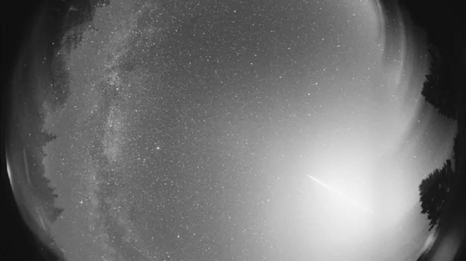 Snímek bolidu Benešov z celooblohové pointované kamery na hvězdárně v Ondřejově