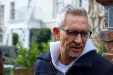 Šéf Rady BBC čelí tlaku na rezignaci, důvodem je spor o dočasné stažení fotbalového komentátora Linekera
