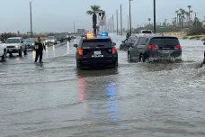 Bouře Hilary způsobila v Kalifornii a okolí bleskové záplavy, na místě jsou problémy v dopravě