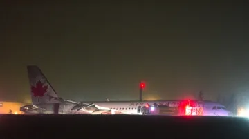 Letadlo Air Canada skončilo mimo dráhu